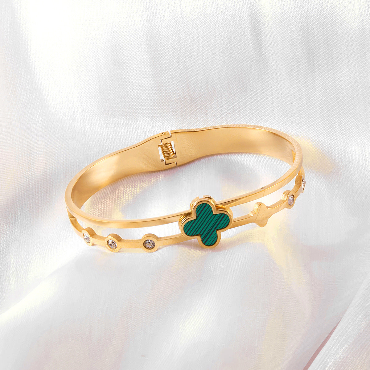 Four-leaf clover green shell gold bracelet