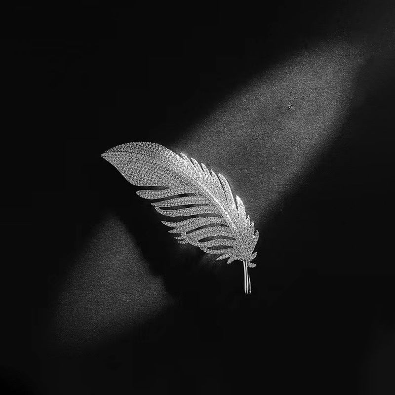 Luxury feathered diamond brooch